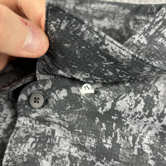 Lululemon‎ Shirt Mens Large Gray Abstract Short Sleeve Button Up Performance - Picture 3 of 7